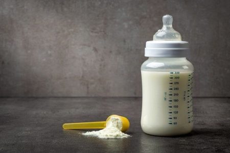 توضیحات وزیر بهداشت درخصوص علل کمبود شیر خشک؛ ماهانه ۱۰ قوطی شیرخشک با تعرفه دولتی به کودکان زیر ۲ سال تعلق می‌گیرد