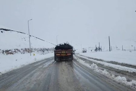 بارش برف ۳۰ سانتی متری در محور پیرانشهر به پایانه مرزی تمرچین در ششمین روز از بهار ۱۴۰۳ و برقراری کامل تردد در این محور و پایانه
